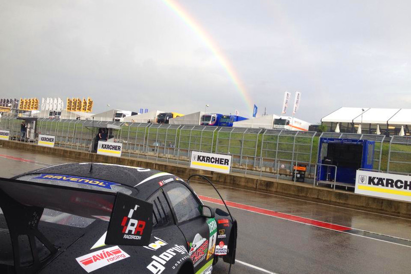GT-Masters-Sachsenring-2014-Farnbacher-Racing-Porsche-Regenbogen